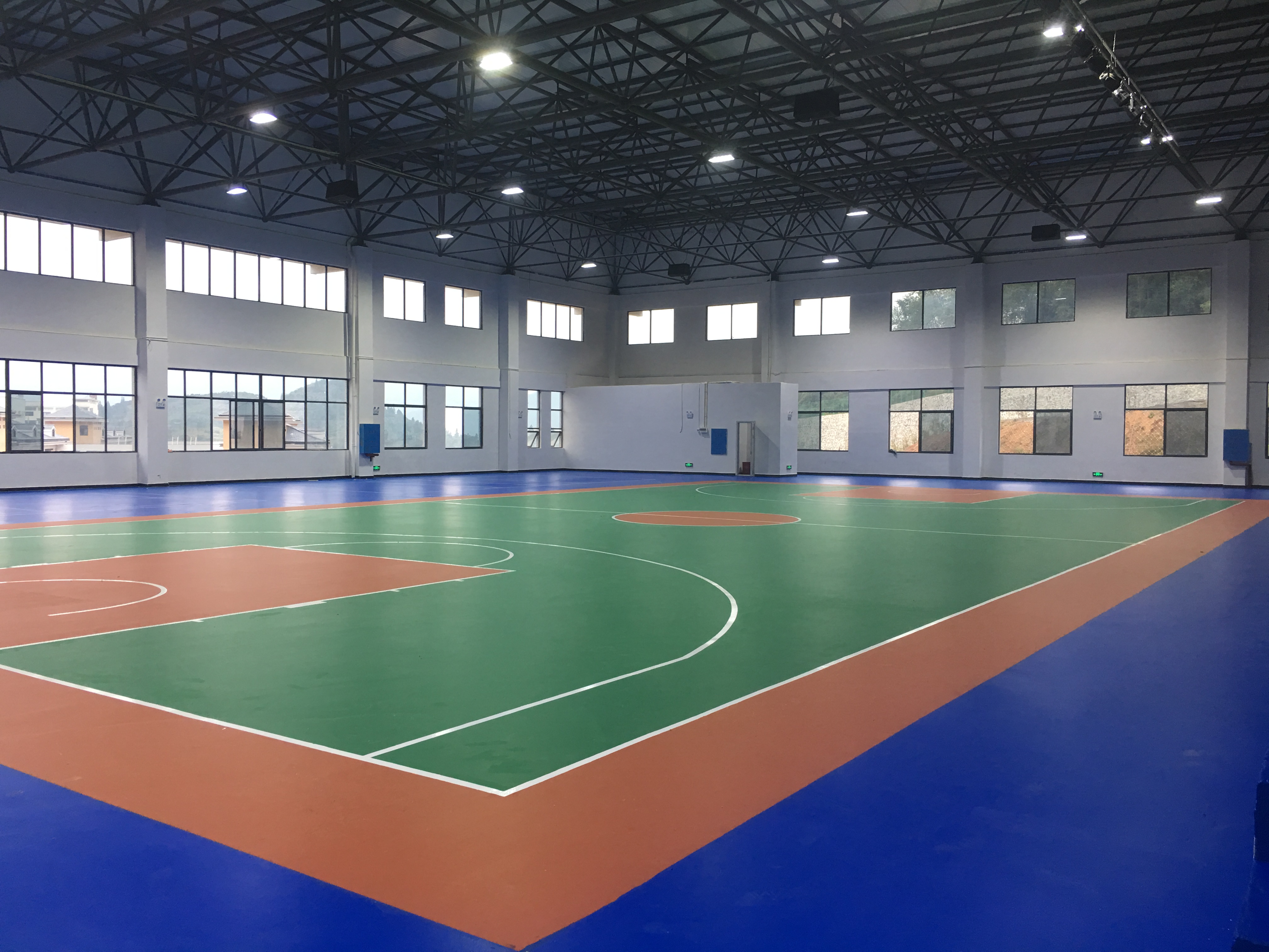 湘西自治州保靖县职业中专室内硅pu篮球场羽毛球场施工完成