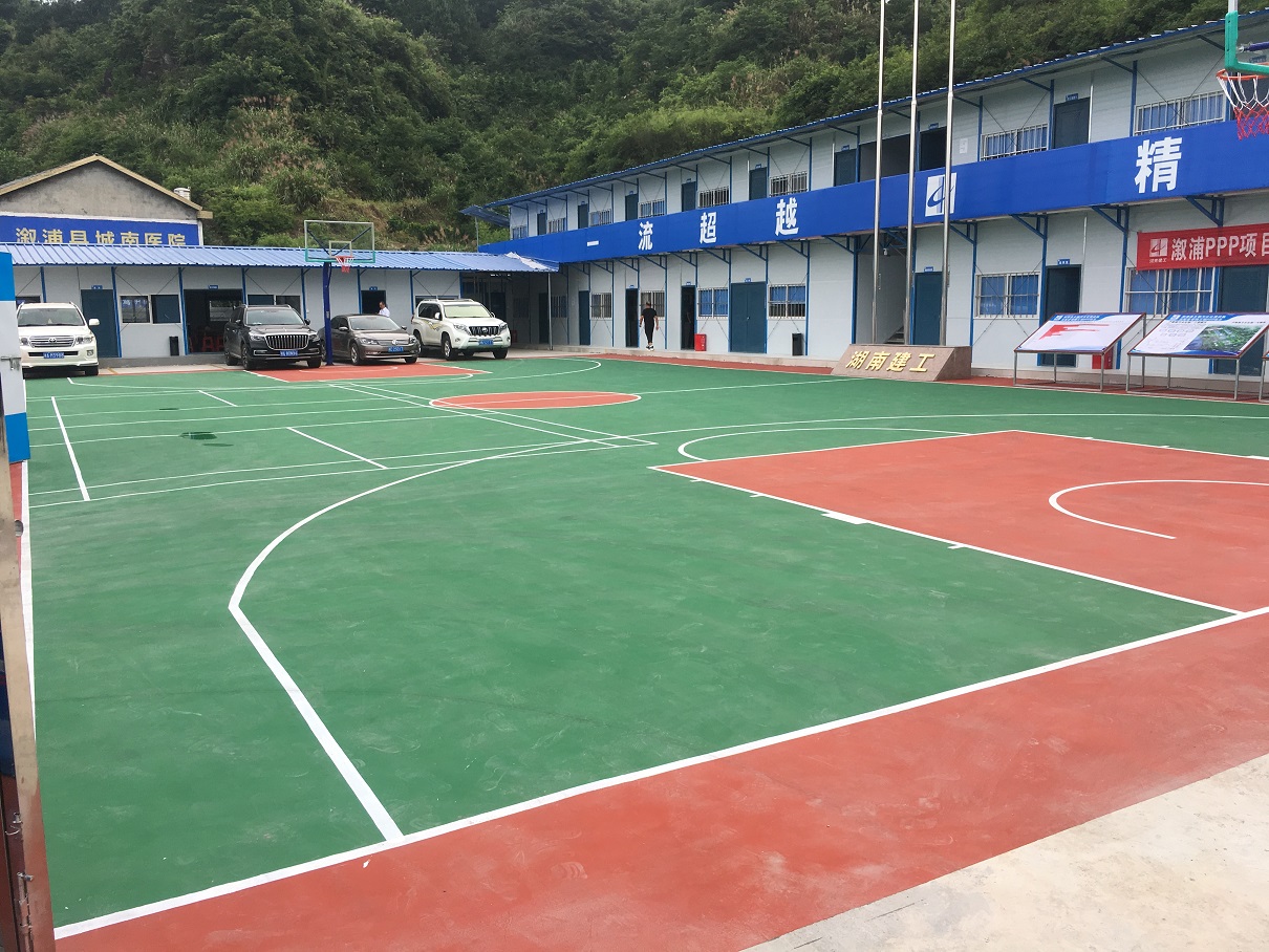 溆浦县污水处理项目部丙烯酸篮球场施工完成